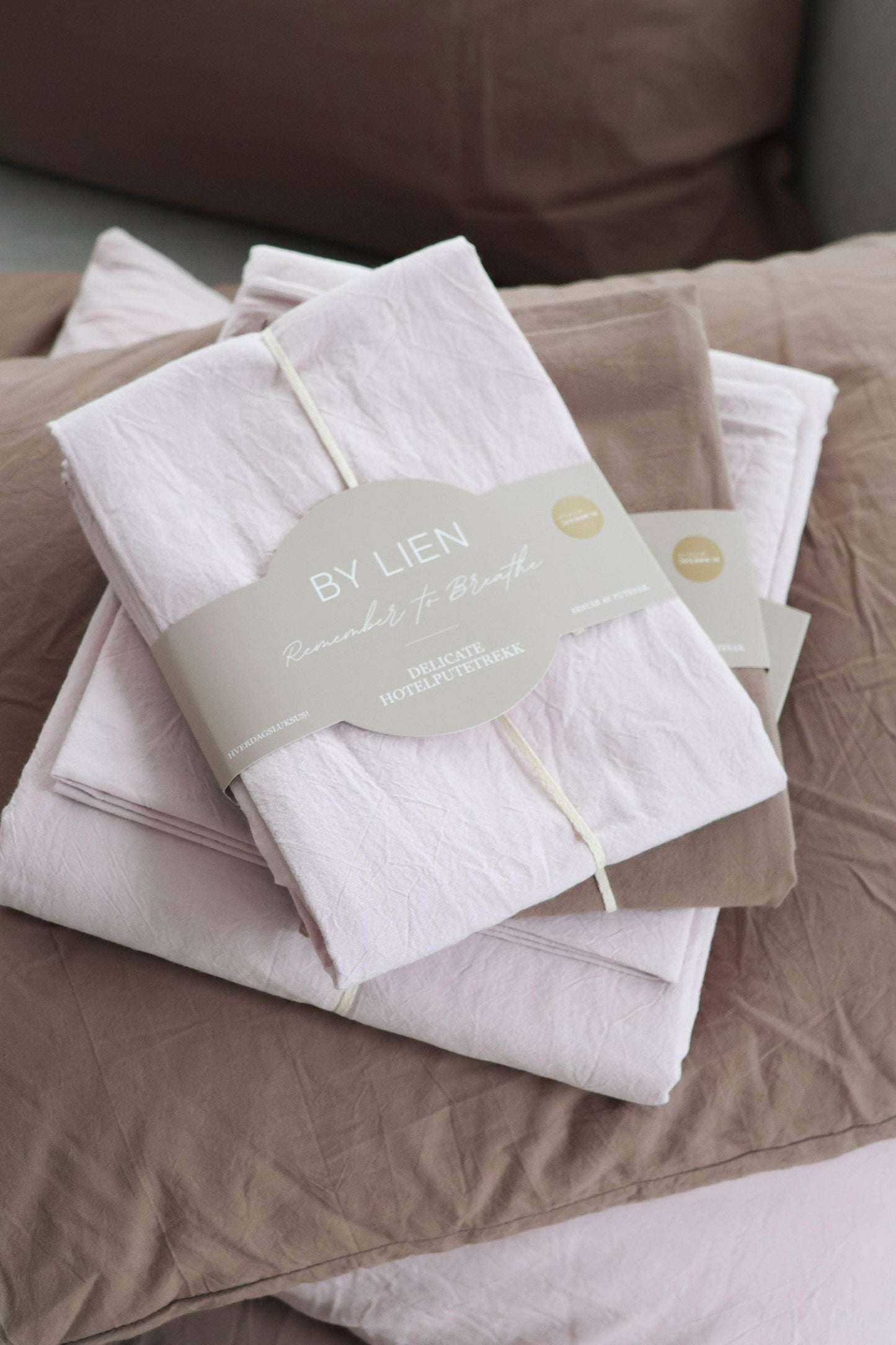 By Lien Delicate Sengesett 200x220 - Oxford Tan