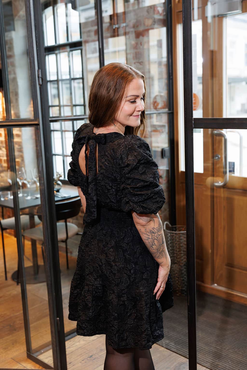 By Lien Celebrate Bow Kjole - Sort