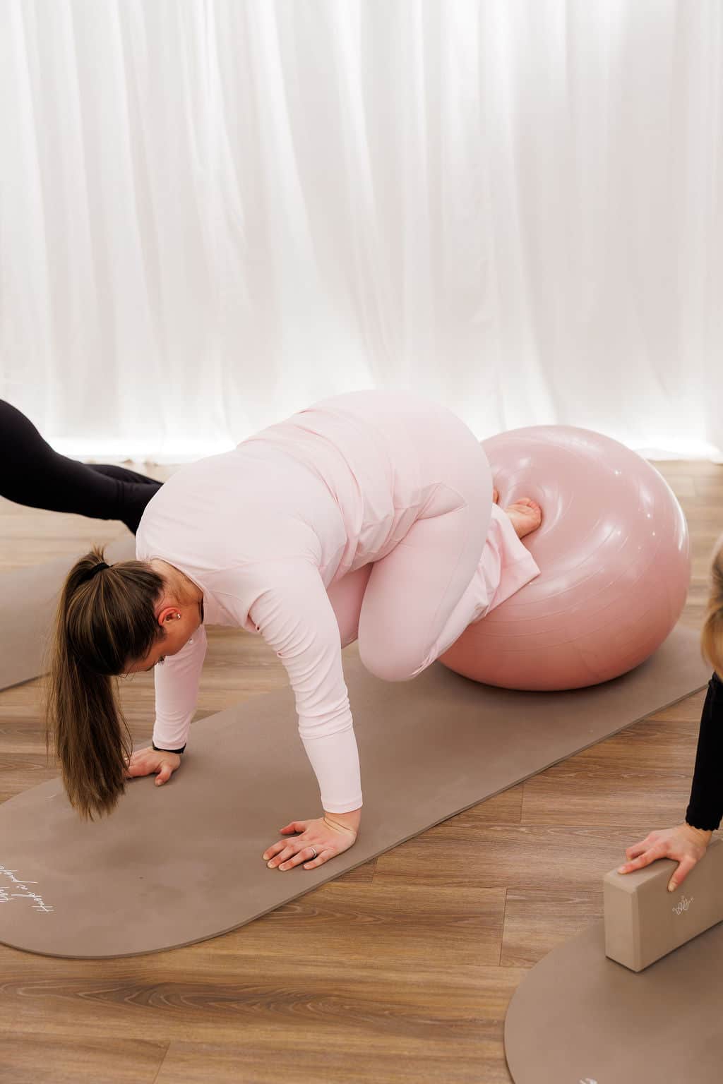 By Lien Namaste Yogaball – Rosa (75 cm)