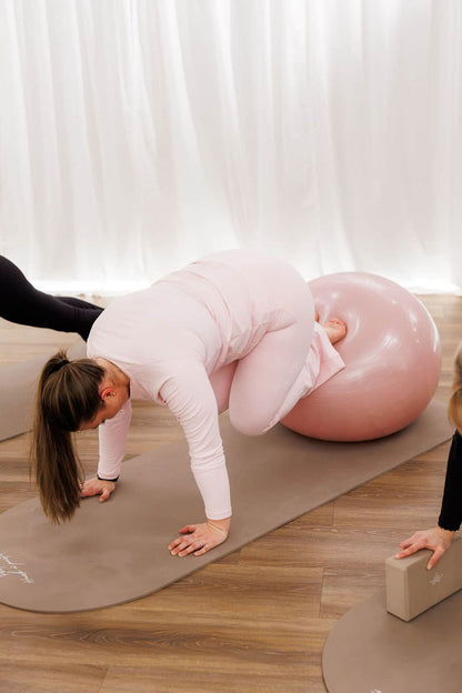 By Lien Namaste Yogaball – Rosa (75 cm)